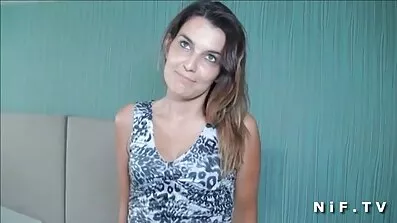 ក្មេងស្រីសម្រាក fucked នៅក្នុងទ្វារមាសនៅលើសាឡុង