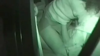 បន្ទាប់ពីការជិះដើរ libidinous fucked នៅក្នុងទ្វារមាសនៃ chick បាន។