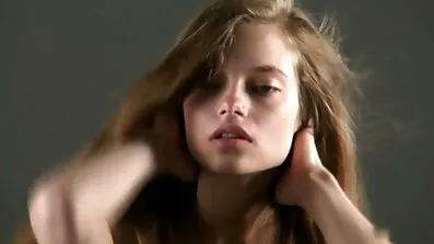 Chick នៅលើ dildo ធំទំនុកចិត្តជិះ pussy