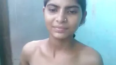 ម្រេចស្រស់ fucked នៅក្នុងលាដេញថ្លៃរបស់ក្មេងស្រីសសក់