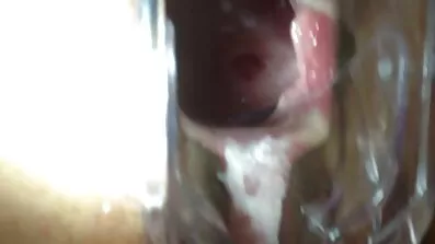 គាត់បានផ្តល់នូវ blowjob មួយហើយបន្ទាប់មកដឹកនាំផល្លុចូលទៅក្នុង pussy របស់ក្មេងស្រីពណ៌ទង់ដែងមួយ