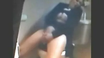 ក្មេងស្រីស្រស់ស្អាត fucked បុរសម្នាក់នៅក្នុងសត្វលាមួយជាមួយនឹងខ្សែលើ