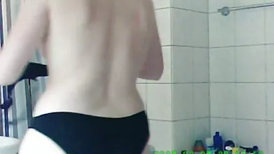 បុរសជនជាតិជប៉ុន fucking ក្នុងទ្វារមាសនៅក្នុងរថយន្តរថភ្លើងក្រោមដី