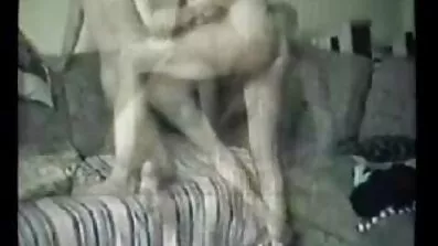 SexwIfe បង់ជាងជួសជុលប្រព័ន្ធបង្ហូរទឹកខ្មៅជាមួយនាង horny cunt
