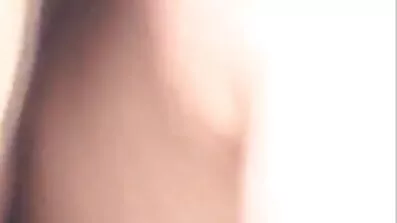 បុរសម្នាក់នេះបានកោរ pussy នៃចំណង់ចំណូលចិត្តរបស់គាត់និង fucked របស់នាងនៅក្នុងពេញលេញ
