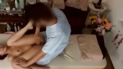 Dildo ធំ dildo moistened ជាមួយប្រេង