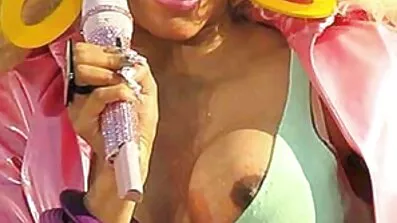 ក្មេងស្រីដេញថ្លៃ fucked ដោយបុរសម្នាក់នៅក្នុងលាមួយ