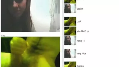បុរសម្នាក់ទំពែក Raunchy fucks លារបស់ក្មេងស្រីម្នាក់នៅក្នុងស្រោមជើង