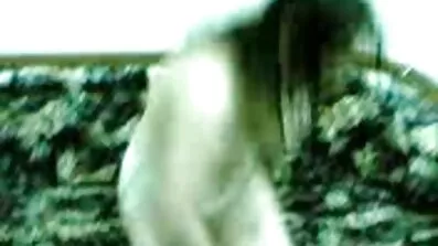 របស់ FIFA ជាមួយនឹងវ៉ែនតា fucks pussy របស់នាងនៅលើគ្រែនៅឯផ្ទះ