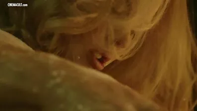 លេខាធិការរីករាយ fucked ដោយមិត្តរួមការងារនៅក្នុងការងារ