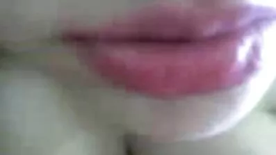ឆ្កេនេះបានអង្គុយ pussy របស់នាងនៅលើឡើងរឹងរបស់លិង្គនិងមានច្រើននៃការសប្បាយ