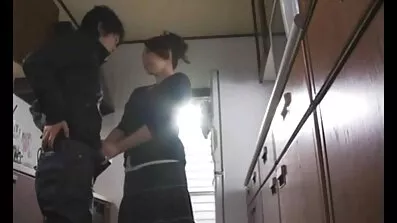 ខ្មៅសក់ chick បាន licks horny ជល់មាន់