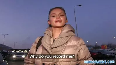 ធ្លាក់ចុះ milf milf fucks ជាមួយនឹងភាពរីករាយជាមួយមិត្តប្រុសរបស់កូនស្រី
