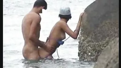 Pervert បូមប៉ូឡូញ pussy របស់នាងជាមួយនឹងអណ្តាត