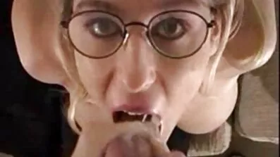 ស្ត្រីម្នាក់ដែលមានសម្ពាធ fucks ប្តីរបស់នាងនៅក្នុងផងដរជាមួយនឹងគួរឱ្យចាប់អារម្មណ៍ dildo