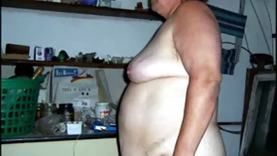 Brunette ស្ដើង fucked នៅក្នុងលាដោយផល្លូ