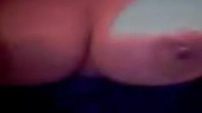 រចនាប័ទ្ម Doggy នៅលើតុលោក fucking មិត្តស្រីរបស់គាត់