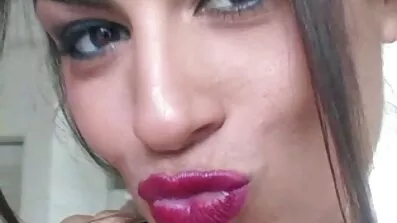គ្រូបង្វឹករបស់ក្រុម Lusty fucked ដោយស្ត្រីម្នាក់ដែលបានបូម