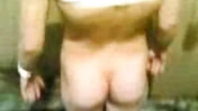 បូម្រេចធំធំ fucked ក្មេងស្រីភ្នែកបួននៅក្នុង Pussy