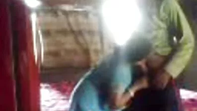 ពណ៌ទង់ដែងដ៏ស្រស់ស្អាត fucked ដោយនាំសំបុត្រវ័យក្មេង